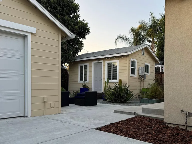 327 Riverside Ave #ADU — Photo 6