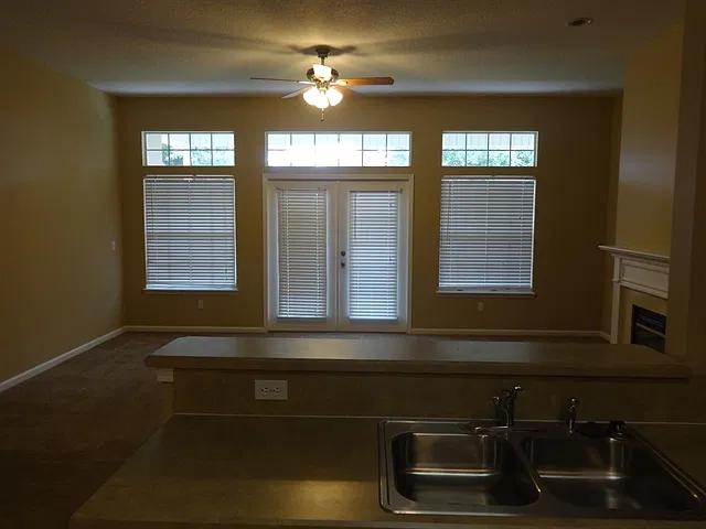 4 bed, 2.0 bath, 2160 sqft, $2,280 — Photo 4