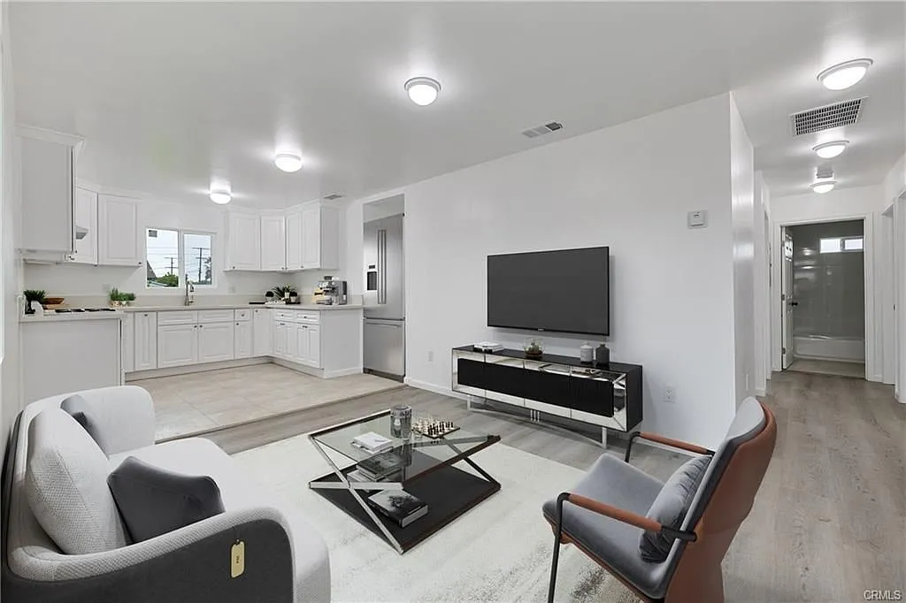 5 bed, 2.5 bath, 1200 sqft, $4,000 — Photo 4