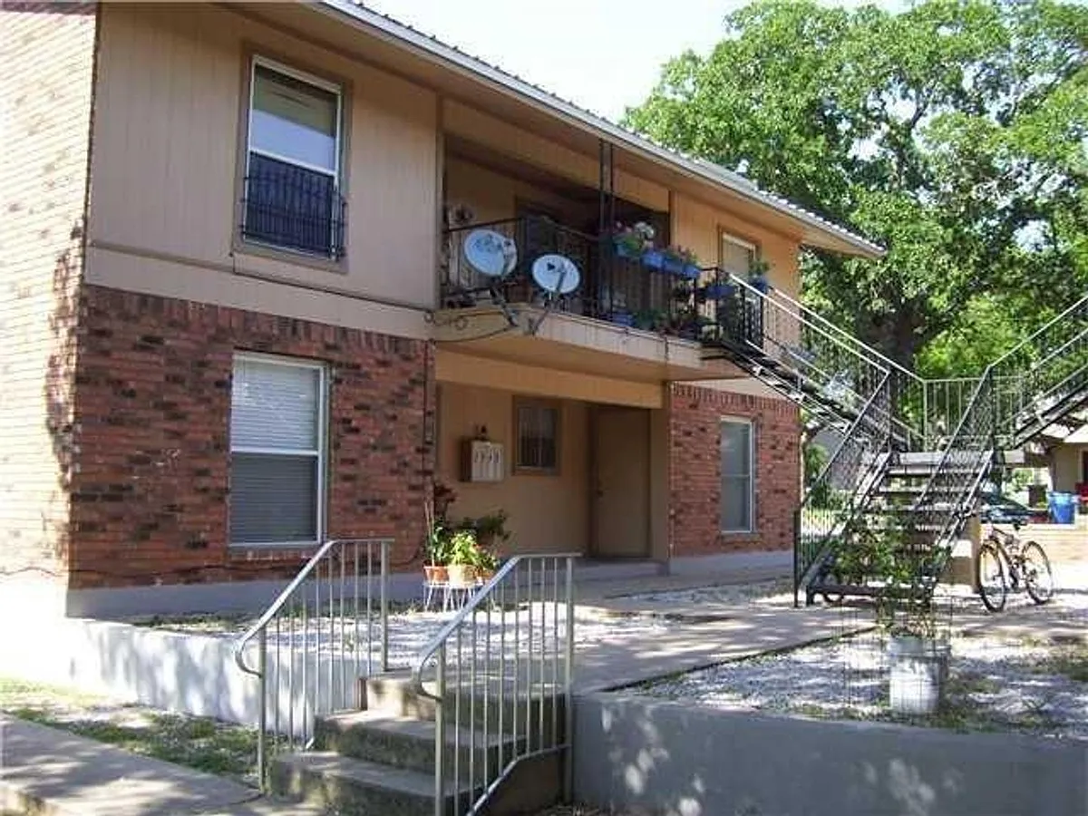 Building Photo - 208 N Vanderveer St #4