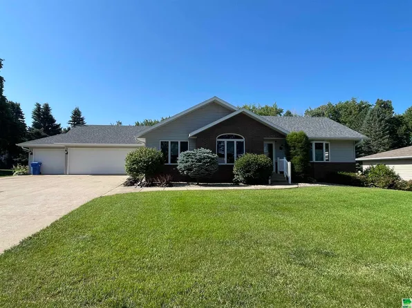 1212 7th St, Hull, IA 51239