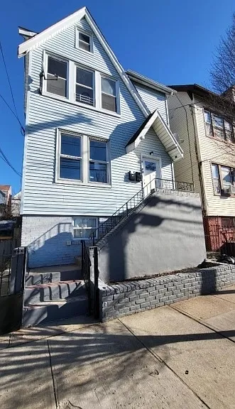 3 bed, $2,200 — Photo 1