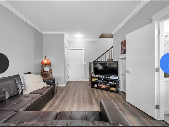 4th image of 221 Phillips St