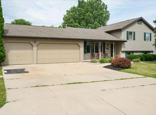 3233 Huckleberry Ln, Appleton, WI 54915