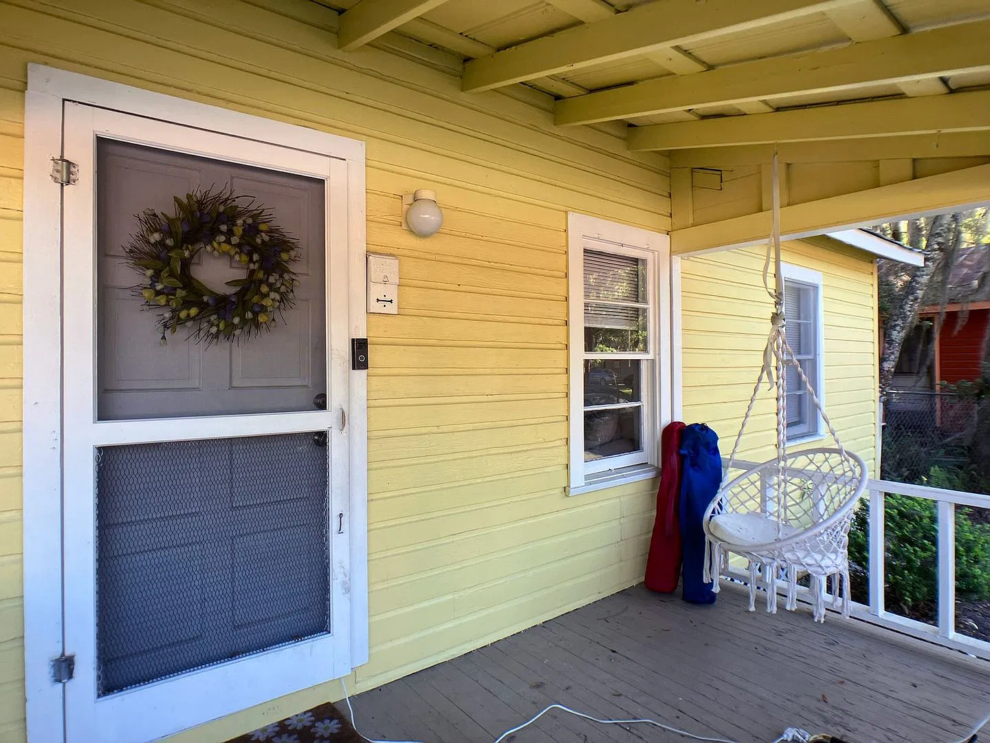 Lovely 2 Bedroom, 1 Bathroom Home (Huge Backyard) — Photo 2