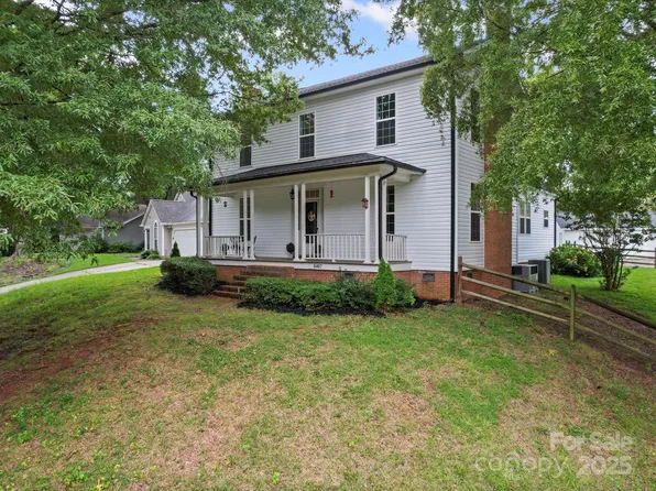 8407 Woodford Bridge Dr, Charlotte, NC 28216