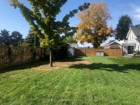 17 1st Ave, Uxbridge, ON L9P 1J6