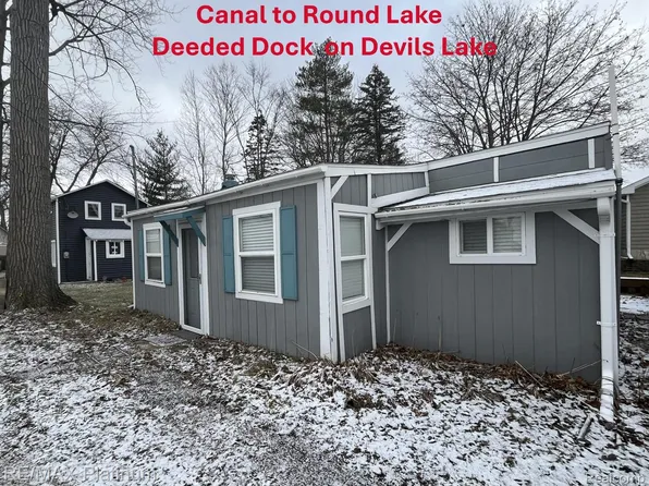 11181 W Ferndale Dr, Manitou Beach, MI 49253