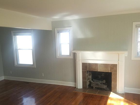 3rd image of 585 Stratford Dr