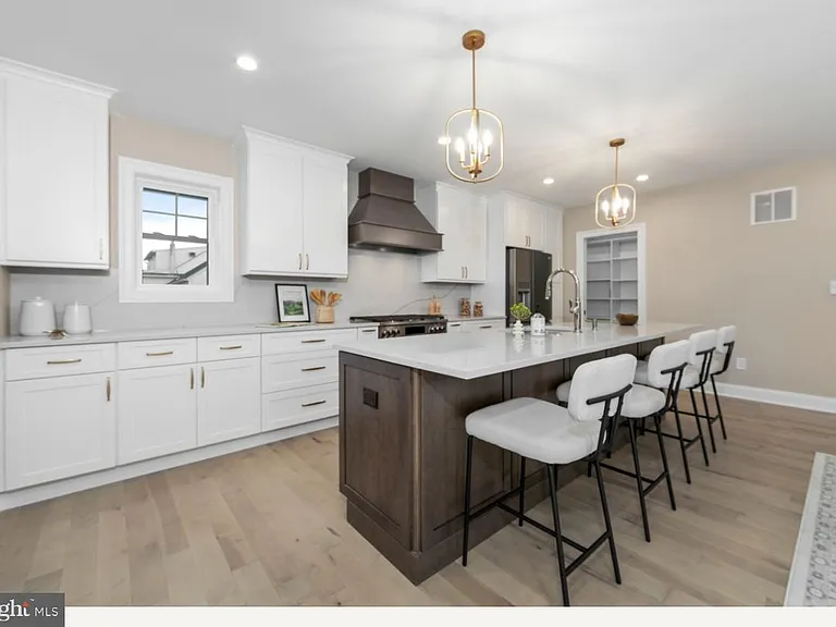 1833 W High St — Photo 15