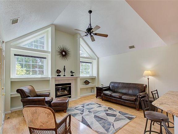 3rd image of 3249 Fayette Dr