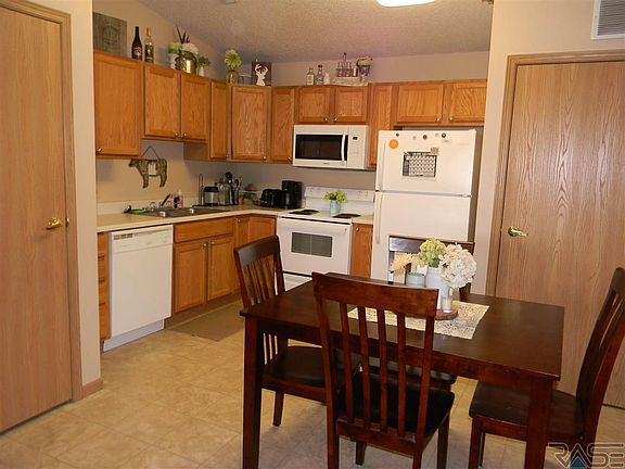 5th image of 7430 S Louise Ave APT 302