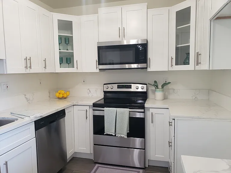 Upgraded Orange 1 Bedrooms — Photo 19