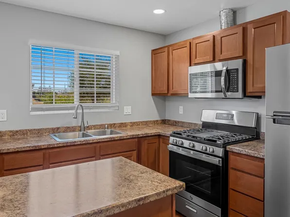 25206 Jesmond Dene Heights Pl #B, Escondido, CA 92026