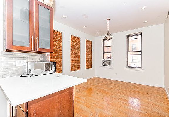 3rd image of 1126 Pacific St