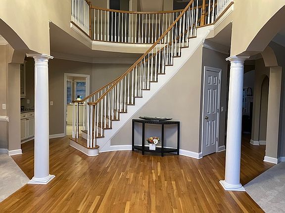 Entrance two storey large foyer with curved staircase