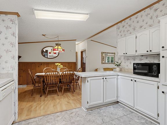 4th image of 33 Bayberry Dr