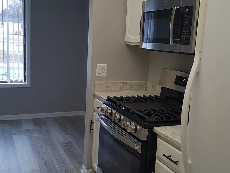 100 Clubhouse Ln — Photo 2