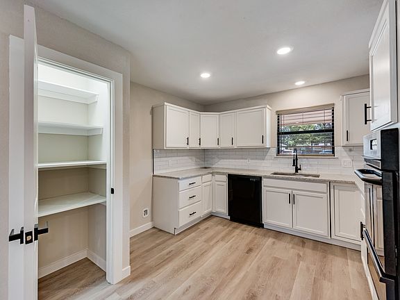 2nd image of 1808 Cresthaven Dr