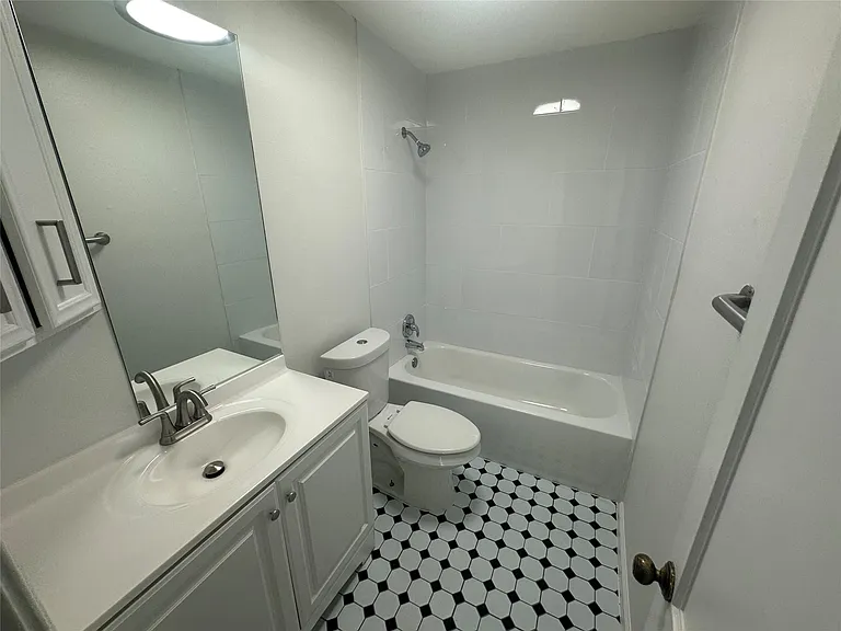 1606 Walton St — Photo 8