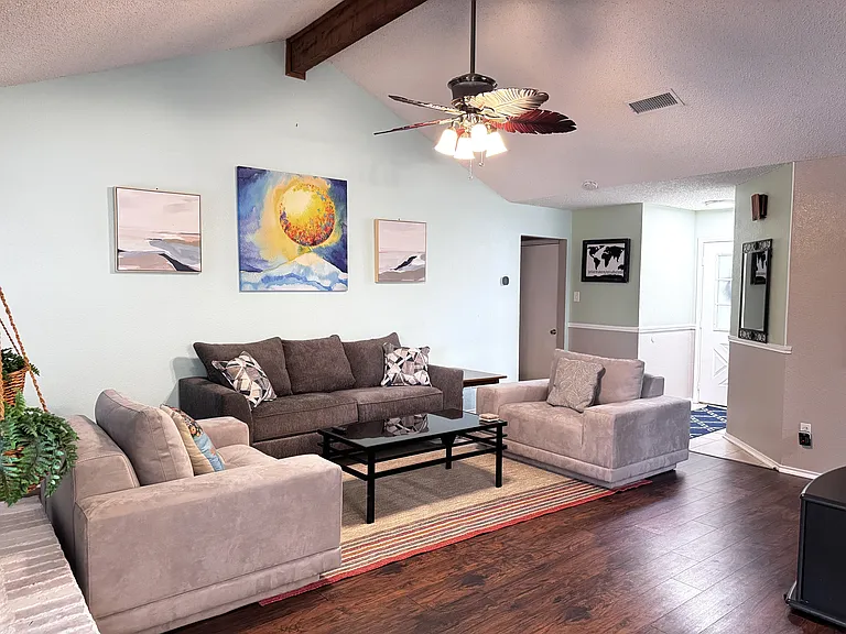 1429 Hall Dr — Photo 3