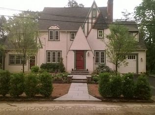 4 Hedgerow Ln, Strafford, PA 19087