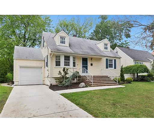 83 Upland Ave photo 1