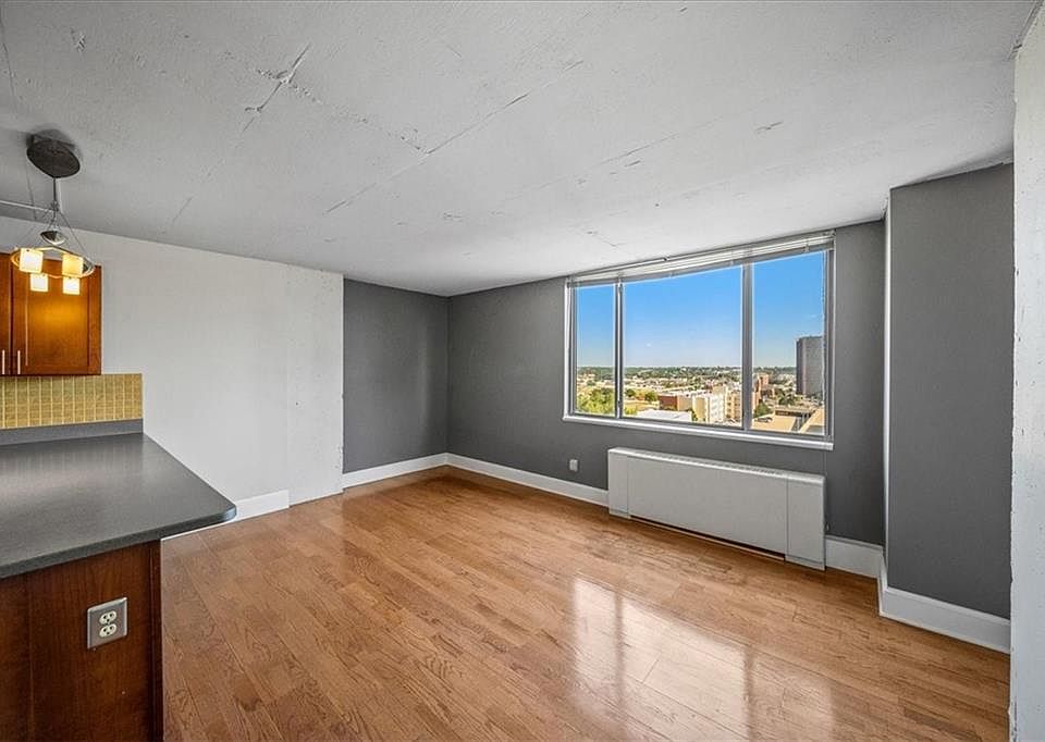 1st image of 600 E 8th St APT 12R
