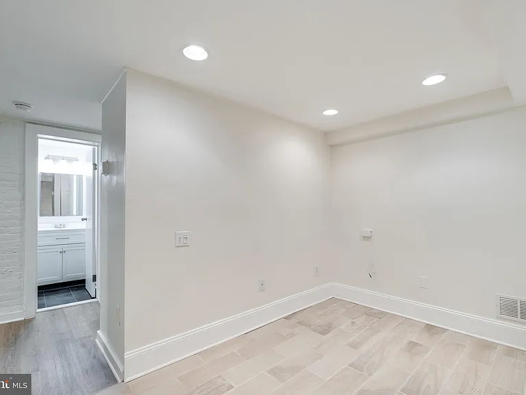 813 Maryland Ave NE — Photo 9