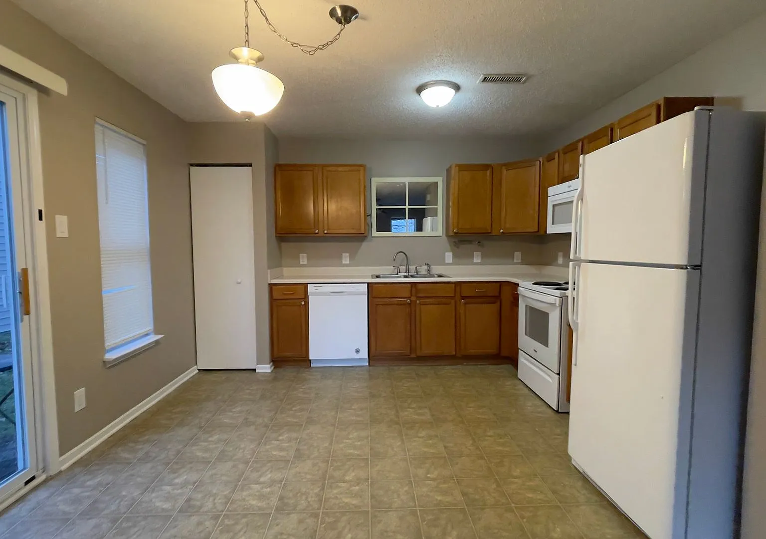 3 Bedroom 2.5 Bath House — Photo 4