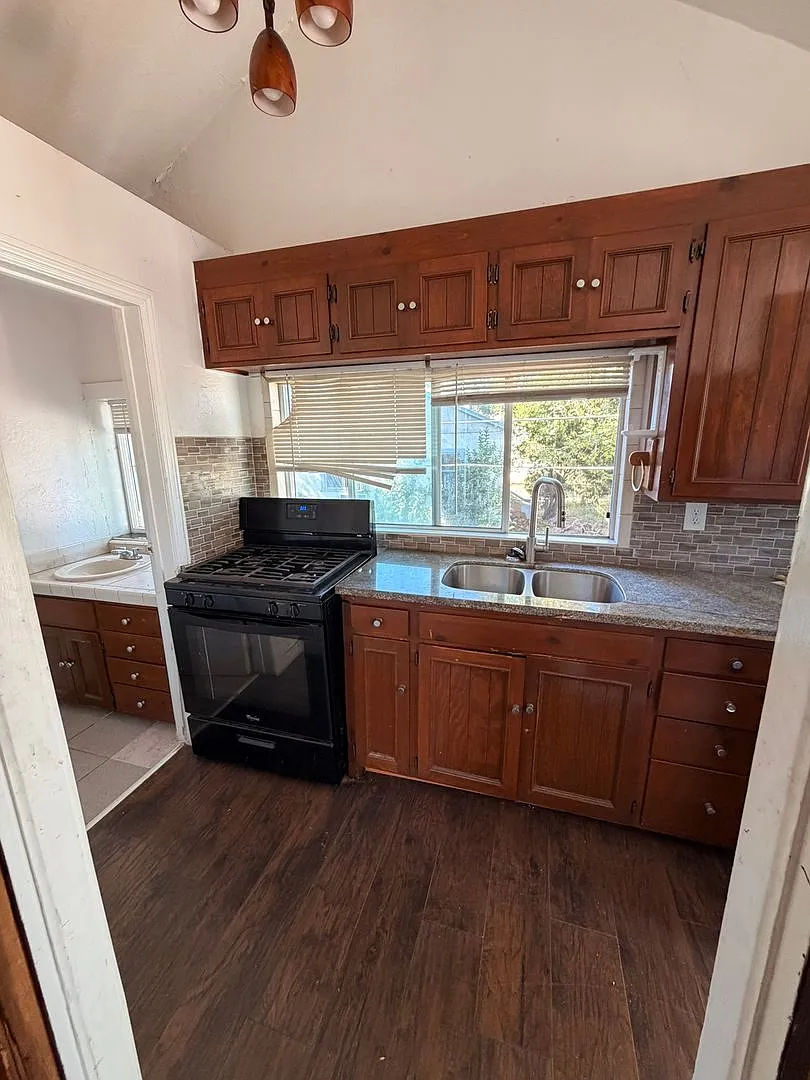 Charming 1BR Duplex in Sacramento — Photo 1
