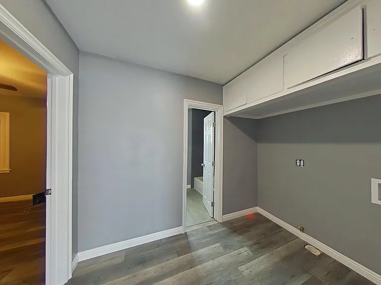 N Mayfield Ave — Photo 6