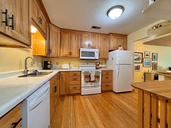 3rd image of 606 Pondhurst Dr