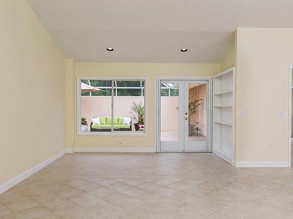 5th image of 212 N Carmel Ct
