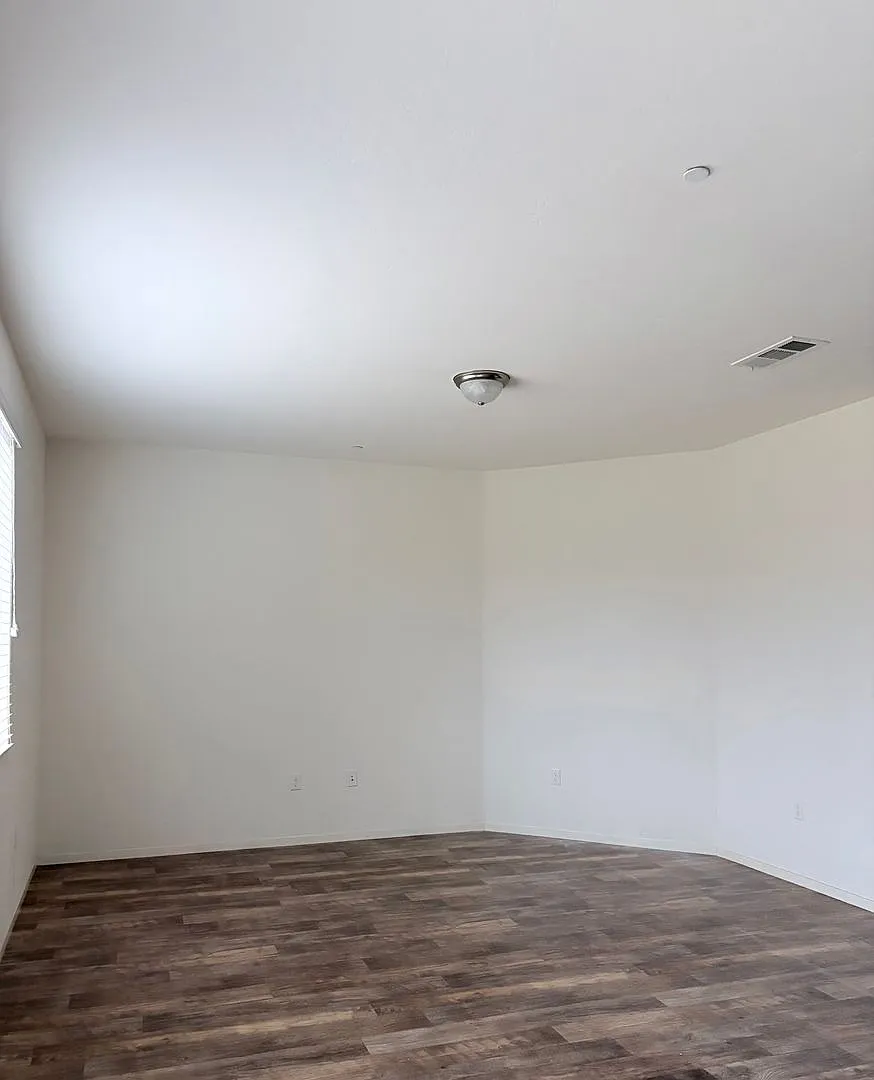 3 Bedroom 2 Bathroom in Hanford — Photo 4