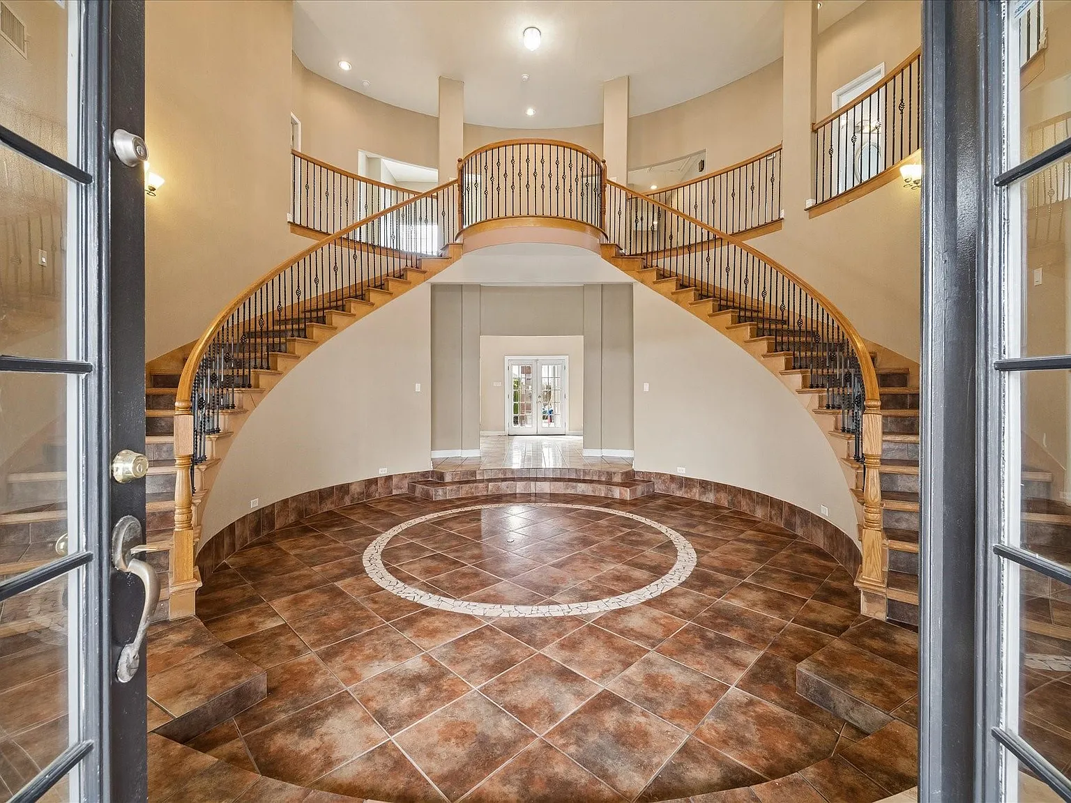 7 bed, 5.5 bath, 4704 sqft, $3,550 — Photo 1
