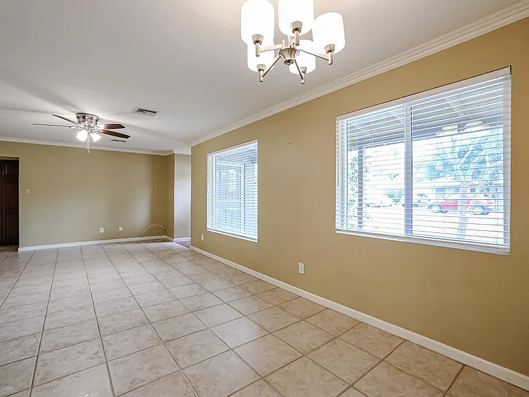 1005 E Cavalier Dr — Photo 3