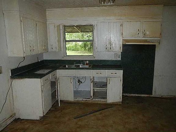 4th image of 2757 Marquette St