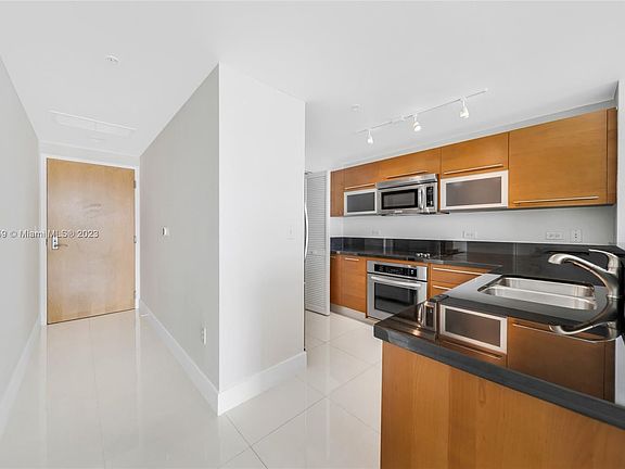 3rd image of 244 Biscayne Blvd APT 1106