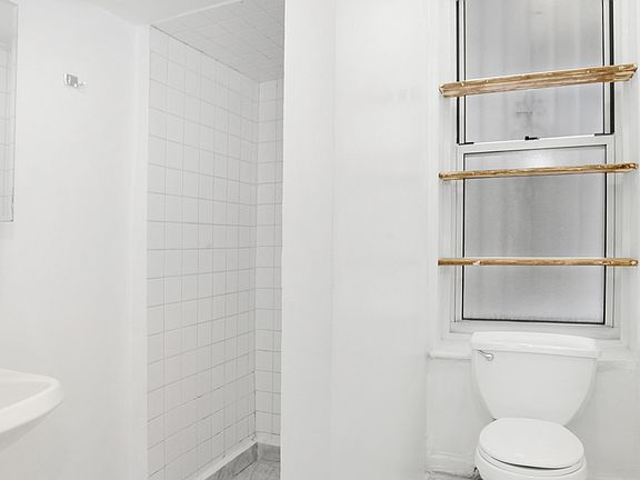 5th image of 330 W 17th St APT 1R