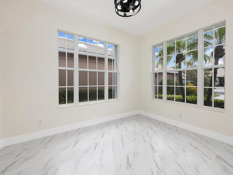 249 NW Bentley Cir — Photo 15
