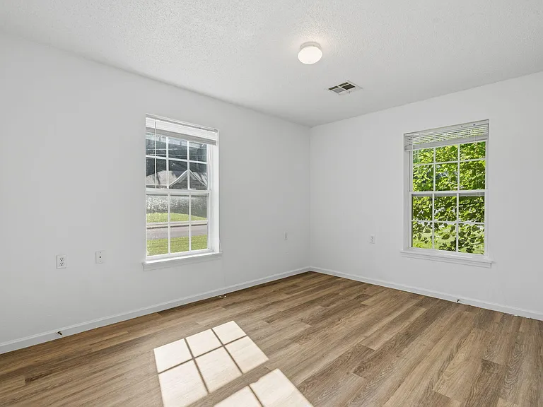 726 E Sunset St — Photo 15