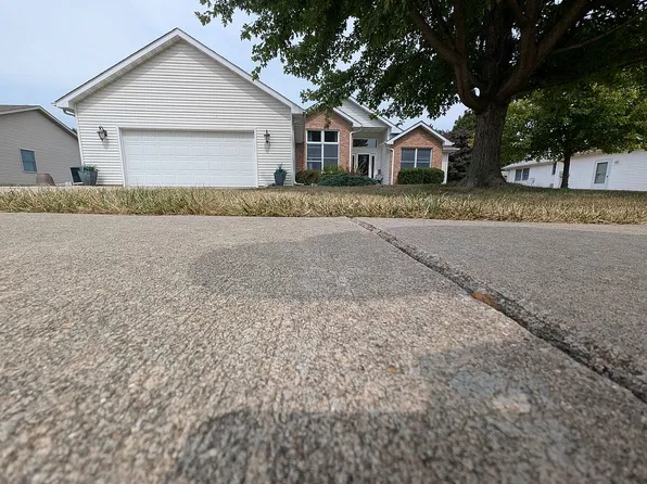 1239 Oakbrook Ave, Chatham, IL 62629