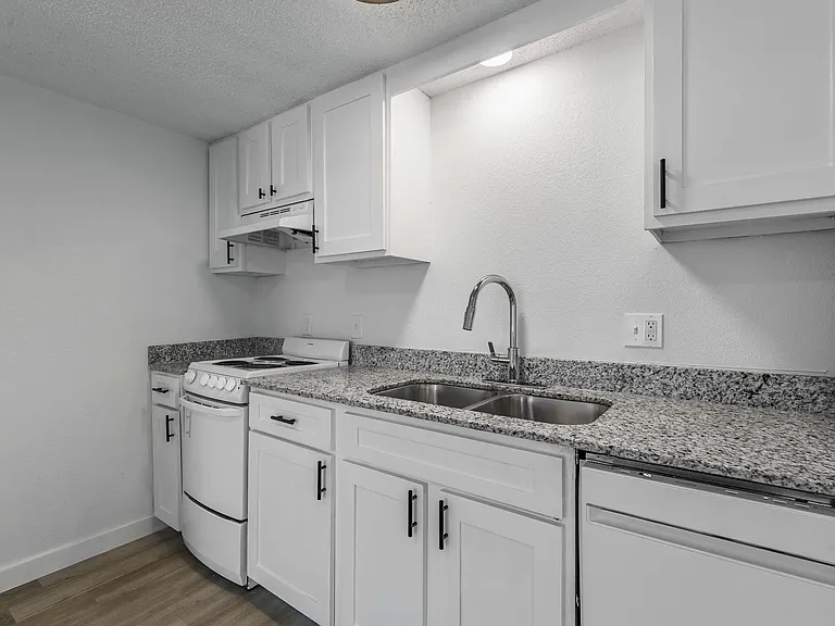 Black Oak Residences — Photo 11