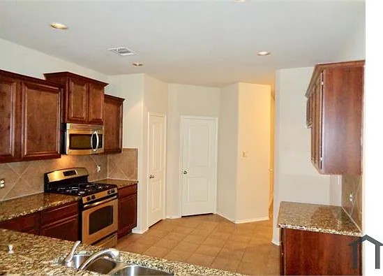 3 bed, 1873 sqft, $2,450 — Photo 4