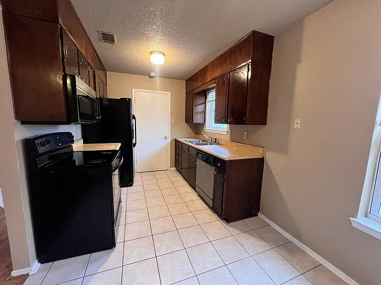 2110 Lago Trl — Photo 8