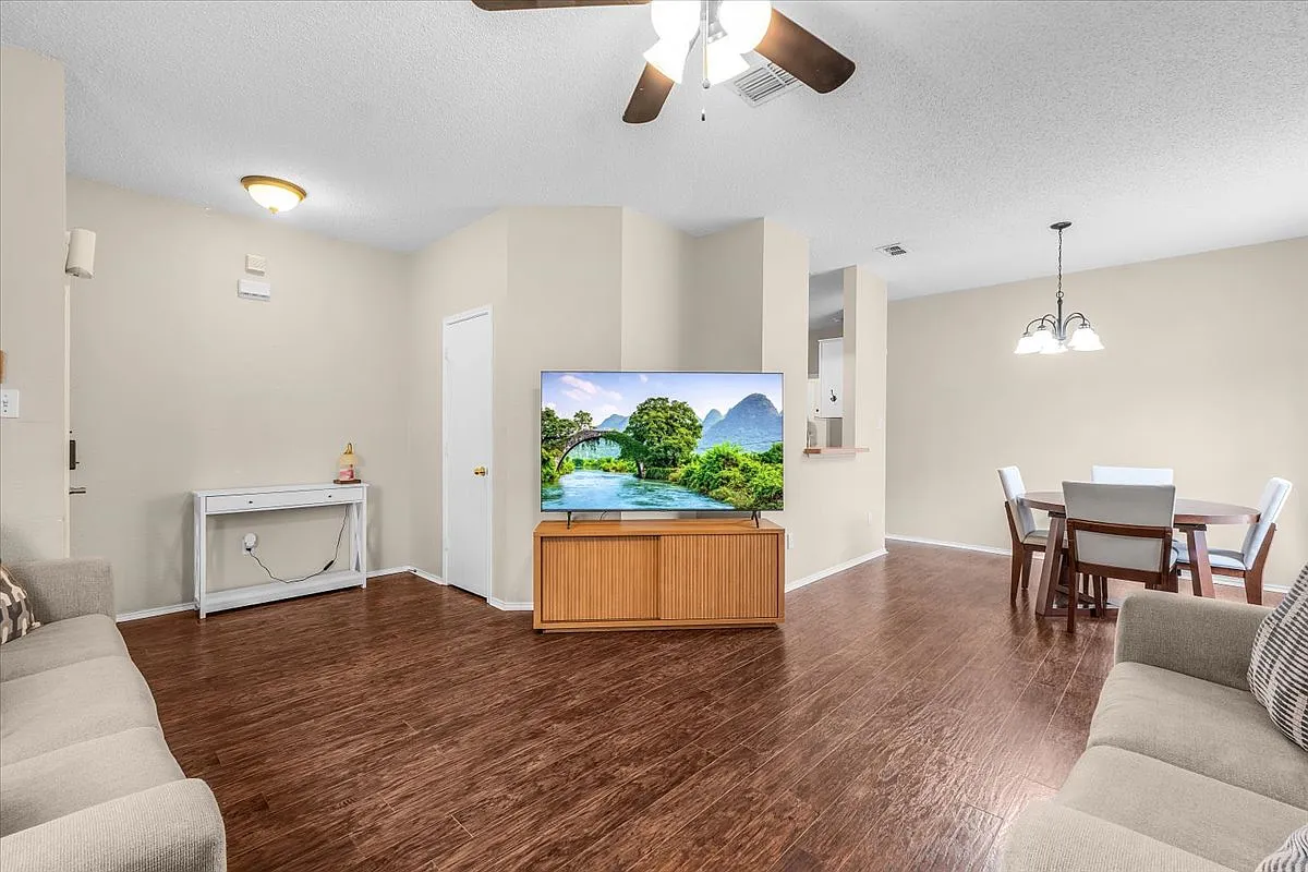 2 bed, 1011 sqft, $1,700 — Photo 4