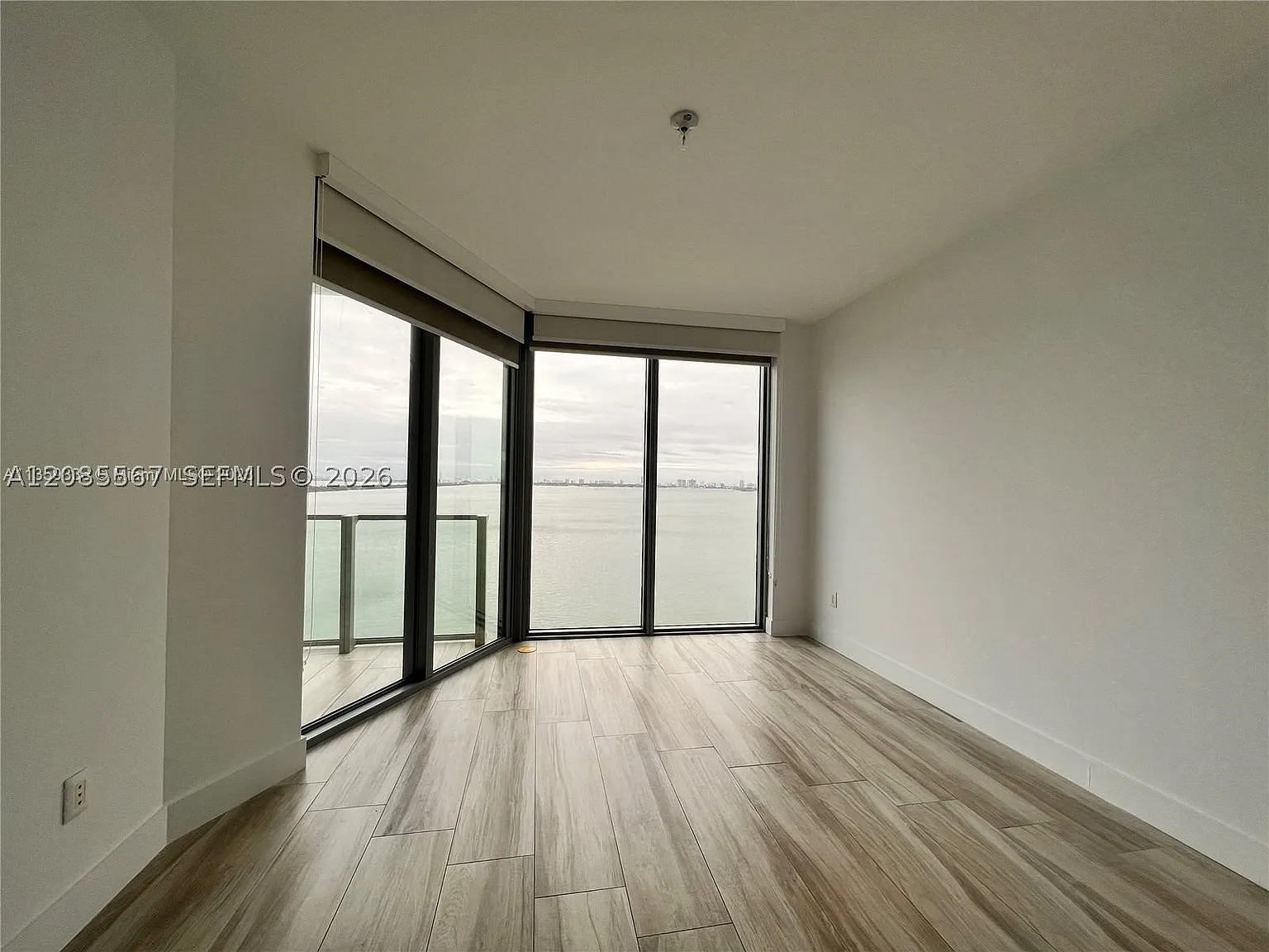2 bed, 2.5 bath, 1162 sqft, $6,200 — Photo 4