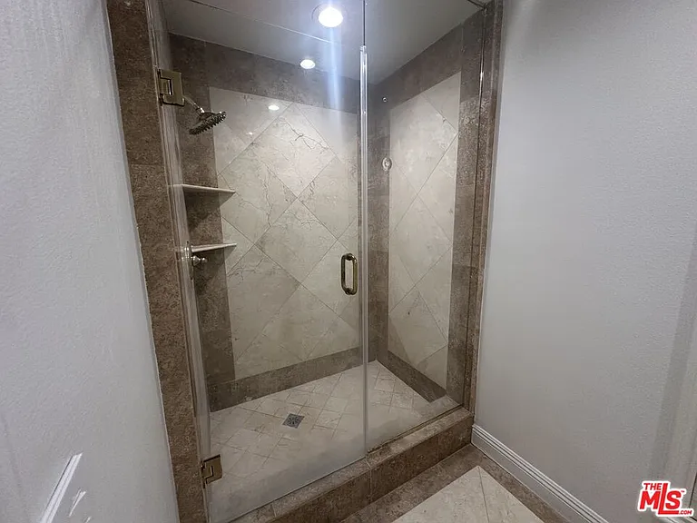 324 N Palm Dr #206 — Photo 56