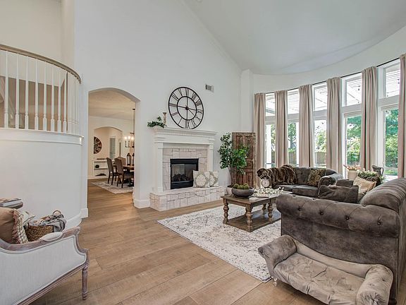 5th image of 16019 Roseview Ln